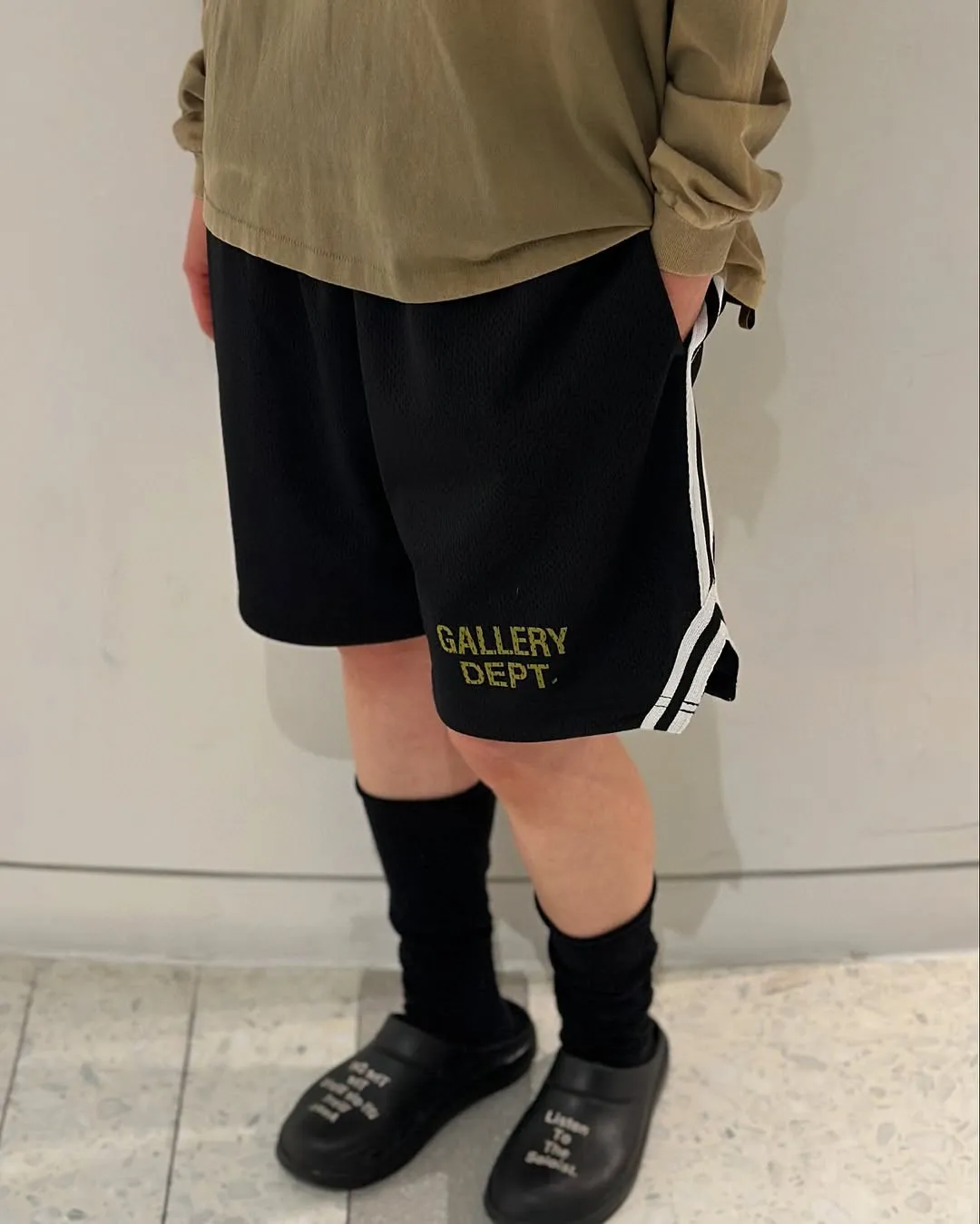 GALLERY DEPT. VENICE COURT SHORTS English mesh shorts Logo webbing wide-leg basketball shorts Black and white S-XL Original molding Loose wide-leg version American boys' first choice Breathable mesh fabric Superimposed soft material inside Comfortable and easy to match Custom-woven original consistent webbing/main mark/component wash mark Details are enlarged to follow